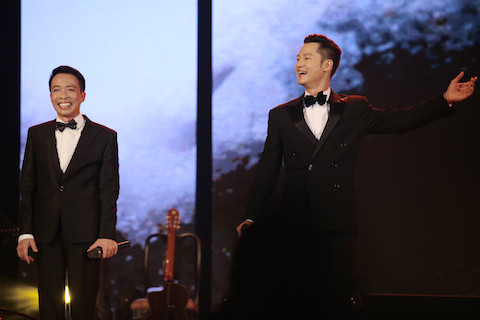 NSƯT Việt Hoàn và ca sĩ Đức Tuấn mở màn chương trình với liên khúc Dựng lại người, dựng lại nhà; Huế, Sài Gòn, Hà Nội; Ta đã thấy gì trong đêm nay