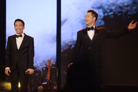 NSƯT Việt Hoàn và ca sĩ Đức Tuấn mở màn chương trình với liên khúc Dựng lại người, dựng lại nhà; Huế, Sài Gòn, Hà Nội; Ta đã thấy gì trong đêm nay