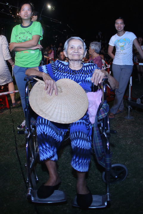 14 năm qua, mỗi đêm nhạc Trịnh giống như một cuộc hành hương của những tín đồ. Có những cụ già ở mãi Cà Mau, ngồi xe lăn đến xem bằng được đêm tưởng nhớ Trịnh. Có người đưa mẹ già đến xem, mải nghe đến nỗi mẹ đi lạc cũng không biết. Có những người 14 năm qua chưa vắng một đêm nhạc Trịnh nào, từ Thanh Đa sang đến quận 7.