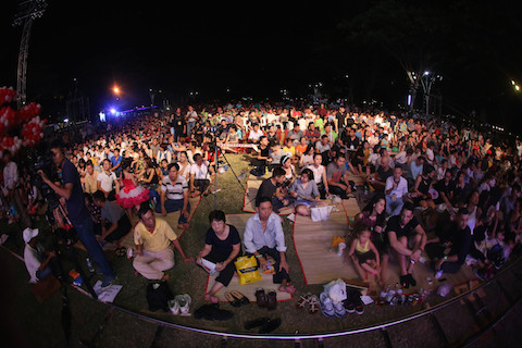 Họ vẫn đi một tốp cùng nhau, thời gian làm tóc họ bạc màu nhưng tình yêu cho âm nhạc của Trịnh Công Sơn thì cứ vẫn xanh ngời.