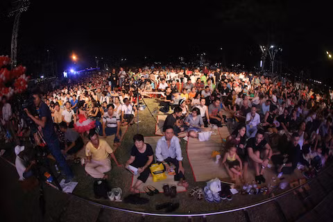 Họ vẫn đi một tốp cùng nhau, thời gian làm tóc họ bạc màu nhưng tình yêu cho âm nhạc của Trịnh Công Sơn thì cứ vẫn xanh ngời.