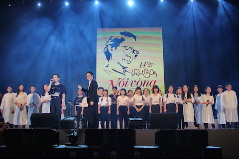 Màn tốp ca của những học sinh khiếm thị trường Nguyễn Đình Chiểu kết hợp cùng các học viên trường Soul Academy trong hai ca khúc Mỗi ngày tôi chọn một niềm vui, Ở trọ là màn biểu diễn xúc động nhất của chương trình