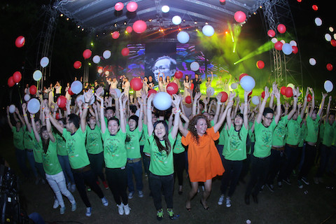 Chương trình được kết thúc bằng màn hát tập thể Nối vòng tay lớn với sự tham gia của nguyên ê kíp thực hiện chương trình.