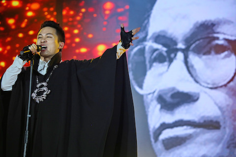 Tùng Dương mang đến một hơi thở đương đại trong đêm nhạc Trịnh. Anh đã xử lý ca khúc Xin mặt trời ngủ yên với phong cách Jazz khá lạ so với truyền thống và rất nhiều người đã vỗ tay nhiệt liệt cho phần biểu diễn này.