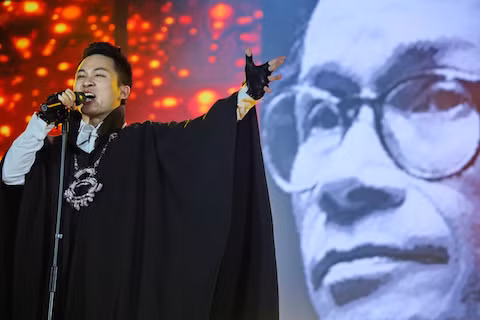 Tùng Dương mang đến một hơi thở đương đại trong đêm nhạc Trịnh. Anh đã xử lý ca khúc Xin mặt trời ngủ yên với phong cách Jazz khá lạ so với truyền thống và rất nhiều người đã vỗ tay nhiệt liệt cho phần biểu diễn này.