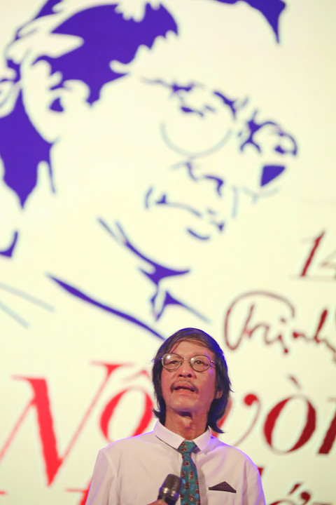 Nhà thơ Đỗ Trung Quân năm nay trở lại với vai trò MC của đêm nhạc.