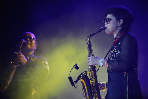 Nghệ sỹ saxophone Trần Mạnh Tuấn "phiêu" với Xin cho tôi. Con gái của anh, An Trần, năm nay 11 tuổi cũng là bất ngờ của đêm qua khi cô cùng bố thể hiện Biển nhớ khá điêu luyện. Đây cũng là năm thứ 2 An Trần tham dự đêm nhạc tưởng nhớ Trịnh Công Sơn.
