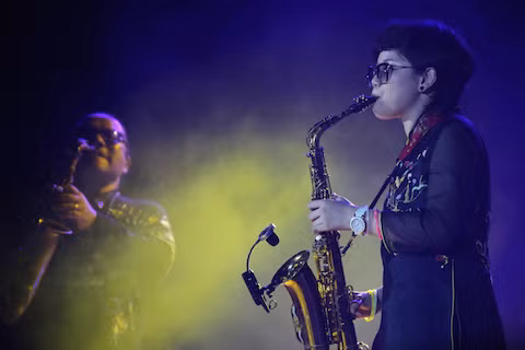 Nghệ sỹ saxophone Trần Mạnh Tuấn "phiêu" với Xin cho tôi. Con gái của anh, An Trần, năm nay 11 tuổi cũng là bất ngờ của đêm qua khi cô cùng bố thể hiện Biển nhớ khá điêu luyện. Đây cũng là năm thứ 2 An Trần tham dự đêm nhạc tưởng nhớ Trịnh Công Sơn.