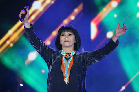 Ca sĩ Cẩm Vân với Sóng về đâu và Ru ta ngậm ngùi. 