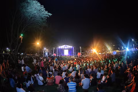 Từ 16h các con đường đổ về khu vực cầu Ánh sao (Phú Mỹ Hưng) đã đông nghịt người. Đa phần là những người đáp xe từ tỉnh đổ lên thành phố, họ đi cả nhà hoặc cả tốp bạn bè. Và đến 19h thì hầu như khu công viên Hồ bán nguyệt không còn chỗ trống, những người đến sau phải dạt ra tít xa. Vậy mà sau đó, những bãi cỏ trên đồi xa cũng không còn chỗ trống nào.