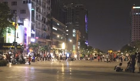 Qua ghi nhận, lực lượng chức năng vẫn luôn túc trực để bảo đảm an ninh trật tự trên phố đi bộ.