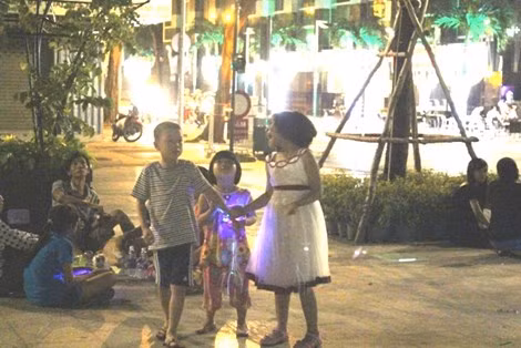 Đặc biệt, tuy đã nửa đêm nhưng vẫn còn rất nhiều trẻ em nô đùa, vui chơi trên phố đi bộ. Theo lời của một phụ huynh: “Bé nhà tôi rất thích đến phố đi bộ Nguyễn Huệ nên tối cuối tuần tôi tranh thủ đưa bé đi. Bé chưa muốn về ngủ nên tôi cho bé chơi khuya hơn một tý vì mai cháu không phải đi học”.
