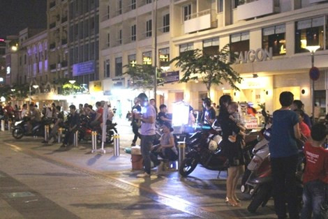 Đến hơn 1 giờ sáng, bóng khách tham quan vẫn chưa ngớt trên con phố đi bộ này.