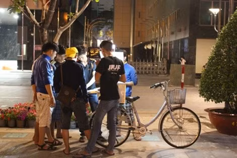 Được biết, từ sau 23 giờ, các loại xe được quyền chạy lưu thông vào đường Nguyễn Huệ. Vì thế, bên lề của phố đi bộ, xe bán hàng tập trung thành hàng dài, sẵn sàng phục vụ khách. Một số khác thì chạy xe vào cả khu vực đài phun nước để chào mời khách mua hàng. 