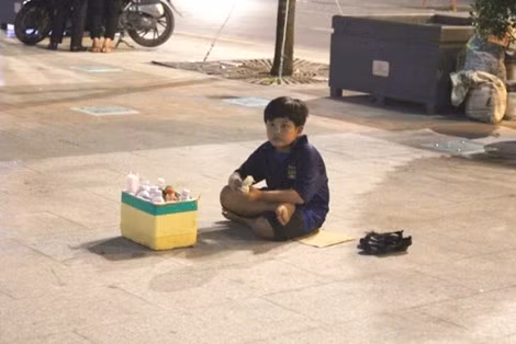 0 giờ sáng, em bé này vẫn phải ngồi bán hàng nước phụ mẹ.