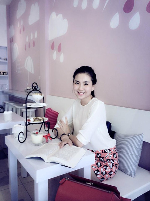 Theo thông tin chia sẻ trước đó, được biết Mai Ngọc tốt nghiệp khoa Báo ảnh, trường Học viện Báo chí và Tuyên truyền. Trong vai trò MC thời tiết cô được cư dân mạng gọi với cái tên thân mật “cô gái thời tiết”.