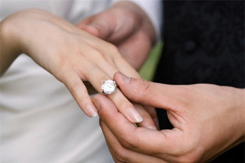 Nguoi phu nu bi duoi khoi nha vi cuoi vo hai cho... chong