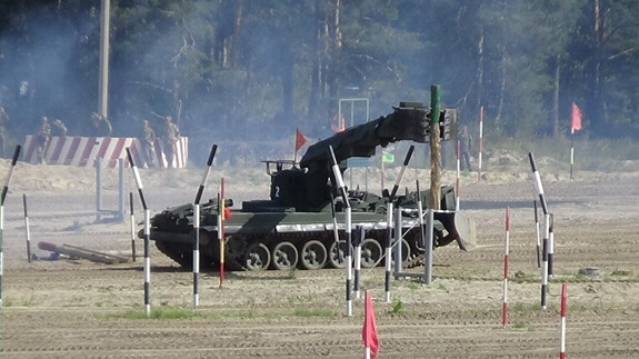 Điều khiển xe phá dỡ vật cản IRM làm nhiệm vụ dọn vật cản là bãi cây đổ.