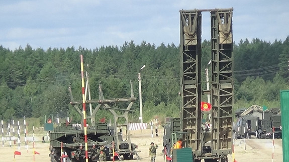 Tổ Bắc cầu cứng TMM đang thực hiện phần thi.