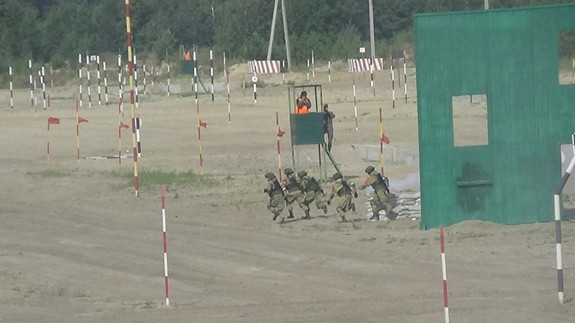 Theo Đại tá Nguyễn Hồng Giang, toàn đội đã tổ chức rút kinh nghiệm sau ngày thi đấu, tiếp tục tổ chức luyện tập và chuẩn bị sẵn sàng đua tài ở vòng chung kết vào ngày 11/8. Ảnh: Các thành viên Tổ Công binh xung kích vượt vật cản mô phỏng mặt trước nhà hai tầng.