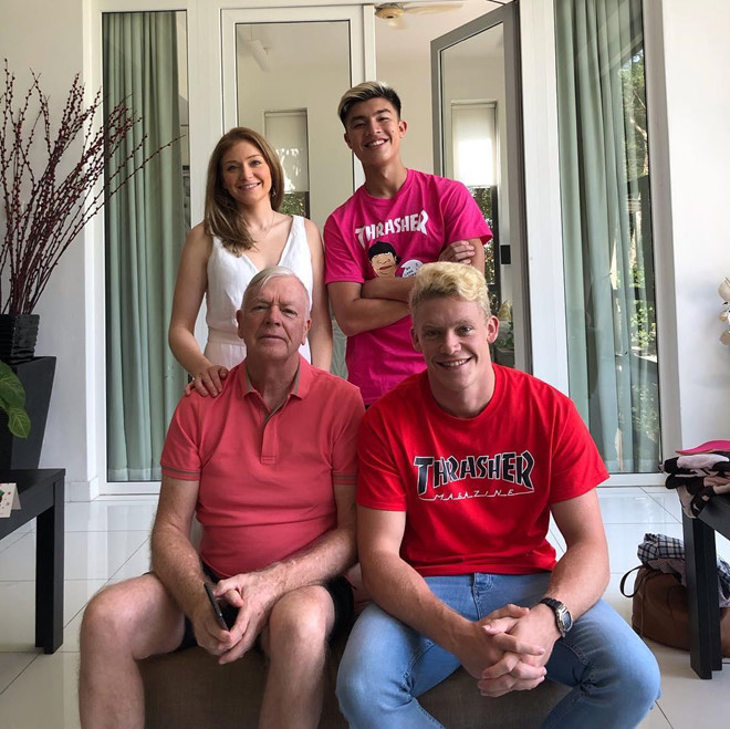 Khi không khoác áo thi đấu, tiền vệ của U21 TP.HCM lựa chọn trang phục khá giản dị. Qua bức hình "khoe body" hiếm hoi, Ryan Nguyen được dân mạng khen ngợi. Nụ cười tươi giúp nam cầu thủ "ghi điểm" trong mắt nhiều cô gái.