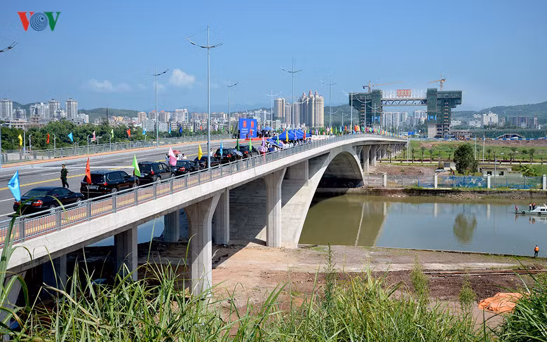 Cầu Bắc Luân II do hai nước chung tay thực hiện, được xây dựng vĩnh cửu bằng bêtông cốt thép