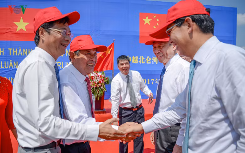 Đoàn đại biểu nước Cộng hòa nhân dân Trung Hoa do ông Hồng Tiểu Dũng, Đại sứ đặc mệnh toàn quyền tại Việt Nam; lãnh đạo Khu tự trị dân tộc Choang Quảng Tây dẫn đầu tham dự lễ khánh thành.