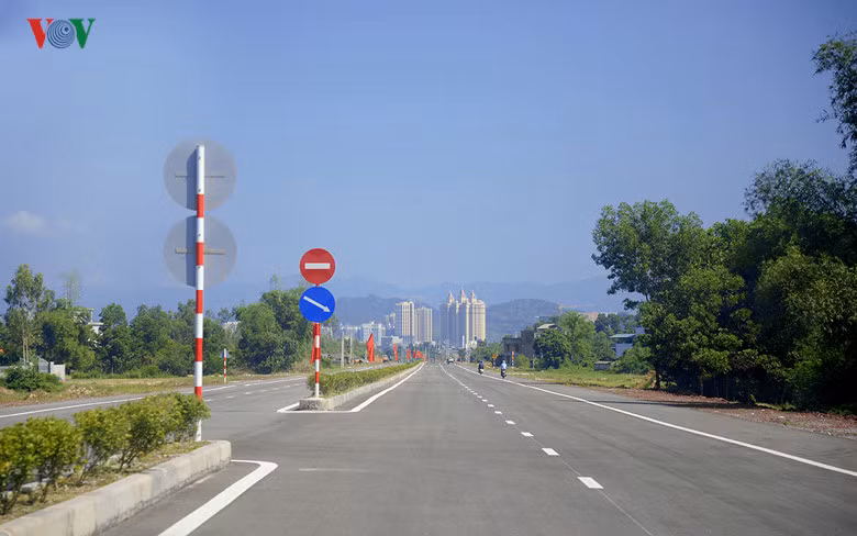 Các hạng mục khác tiếp tục được hoàn thiện như tòa nhà liên cơ quan, nơi làm việc của lực lượng hải quan, biên phòng, kiểm dịch,.. trong thời gian tới, trước khi cầu Bắc Luân II chính thức thông xe.