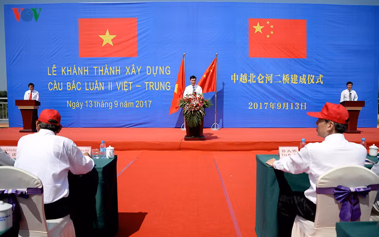 Lễ khánh thành xây dựng cầu Bắc Luân II diễn ra tại vạch phân giới giữa hai nước.