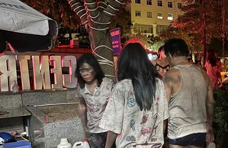 Chay nha ba tang, ba nguoi mac ket ben trong-Hinh-2