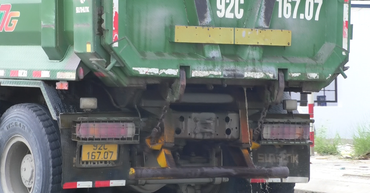 Quang Nam: Xe qua tai, coi noi ngang nhien long hanh-Hinh-3