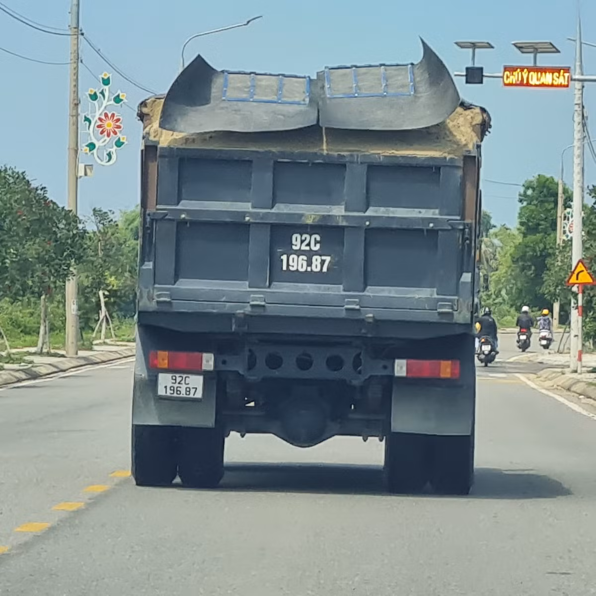 Ông Trần Xuân Hùng - Đội Trưởng đội CSGT huyện Đại Lộc cho biết: “Hiện nay, tại địa bàn huyện Đại Lộc các doanh nghiệp đã tự nguyện cắt thùng xe về như thiết kế ban đầu. Còn những xe nào không thực hiện, chúng tôi sẽ lập biên bản việc cơi nới, đồng thời mời chủ phương tiện để lập biên bản và đem xe về cân”. Tuy nhiên, theo ghi nhận thực tế của PV trên tuyến ĐT609 đi qua thị xã Điện Bàn gần như tất cả các xe 2,3 chân hoạt động vận chuyển khoáng sản trên tuyến đường này đều cơi nới thùng xe gấp nhiều lần so với nguyên bản.