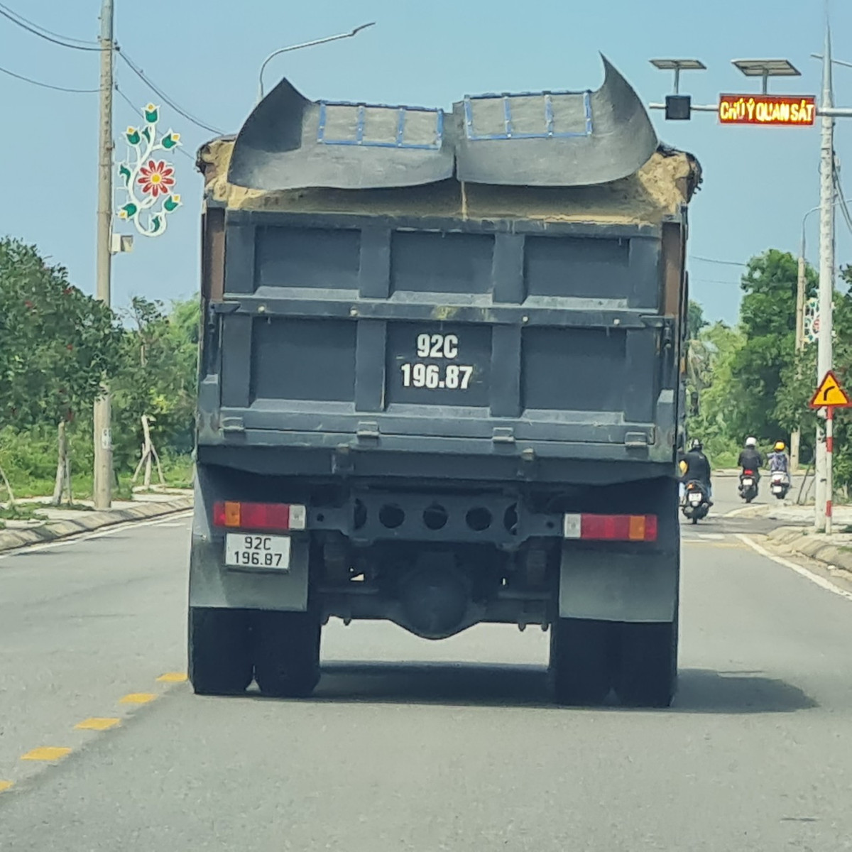 Thời gian gần đây trên tuyến ĐT609 đi qua địa bàn thị xã Điện Bàn tỉnh Quảng Nam thường xuyên xảy ra tình trạng xe chở cát có dấu hiệu quá tải, cơi nới thành, thùng xe ngang nhiên hoạt động, làm rơi vãi cát, chảy nước ra đường tiềm ẩn nguy cơ tai nạn giao thông.