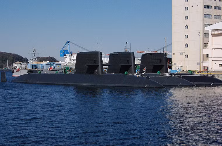 Tàu ngầm Oyashio (SS-590) là chiếc tàu đầu tiên thuộc lớp tàu cùng tên - tàu ngầm tấn công điện - diesel lớp Oyashio. Tổng cộng có 11 chiếc tàu này đang hoạt động trong JMSDF kể từ năm 1998 tới nay.