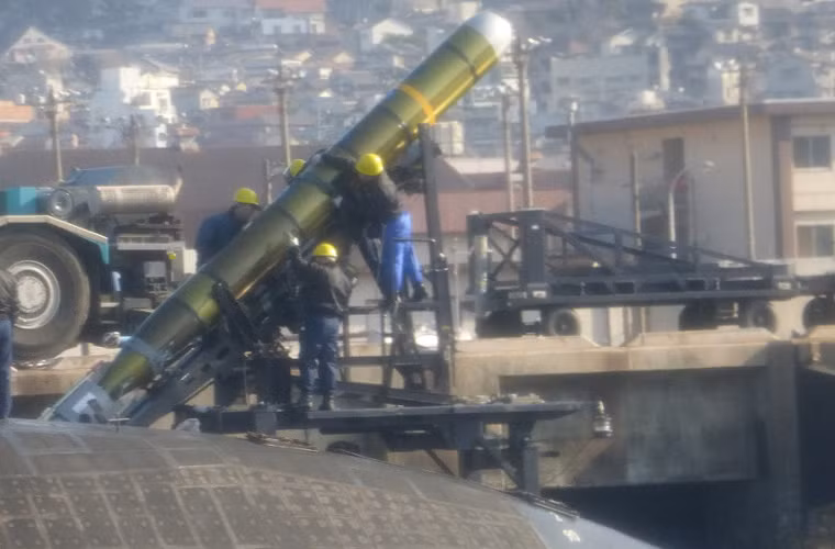 Trong đó, ngư lôi Type 89 được trang bị đầu dẫn chủ động và bị động, lệnh dẫn truyền qua dây, tốc độ bơi 130km/h, tầm bắn xa đến 50km mang đầu đạn hạng nặng 267kg.