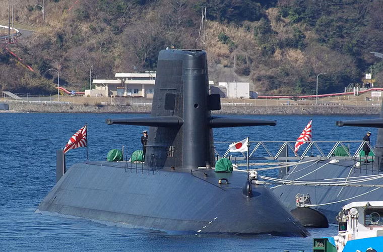 Tàu ngầm Oyashio có lượng giãn nước toàn tải khi nổi là 2.750 tấn, khi lặn là 4.000 tấn, dài 81,7m, rộng 8,9m, mớn nước 7,4m.