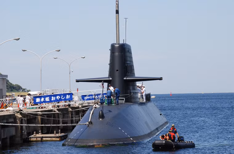 Tàu ngầm lớp Oyashio được trang bị hệ thống xử lý thông tin tình báo chiến đấu thông minh cùng hệ thống tự động cao khiến thủy thủ đoàn chỉ cần 70 người để vận hành.