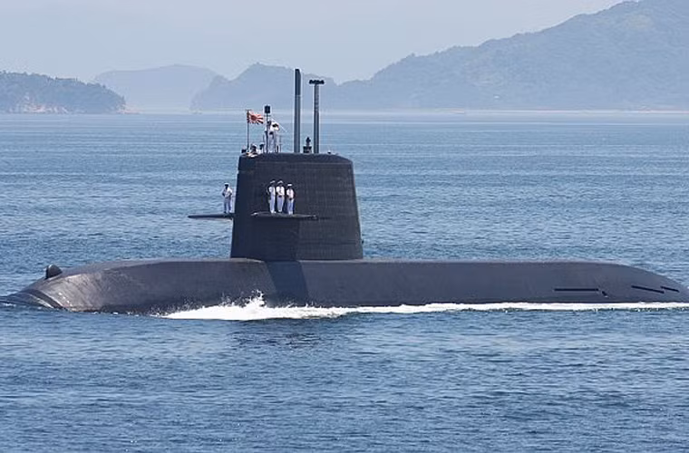 Tàu ngầm lớp Oyashio được tích hợp thiết kế thân tàu dạng lá cuốn với kiểu giọt nước ở thiết kế trước đây của JMSDF. Thân tàu được lắp các miếng gạch cao su để nâng cao hiệu quả tàng hình trước sonar đối phương.