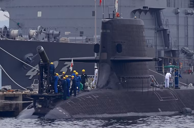 Về mặt hỏa lực, tàu ngầm Oyashio trang bị 6 ống phóng ngư lôi cỡ 533mm HU-605 với cơ số đạn 20 quả gồm ngư lôi Type 89 và tên lửa chống hạm UGM-84D Harpoon.