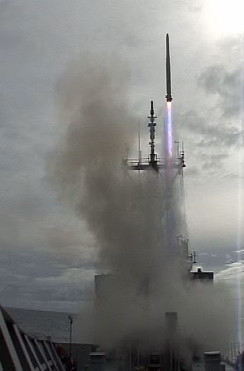 Dù được thiết kế tập trung cho nhiệm vụ tác chiến chống ngầm/tàu mặt nước, nhưng chiến hạm Ariake vẫn sở hữu hệ thống phòng không khá mạnh. Cụ thể là hệ thống tên lửa hải đối không tầm trung RIM-162 ESSM với với 16 quả đạn nằm trong hệ thống phóng đứng Mk48 VLS.