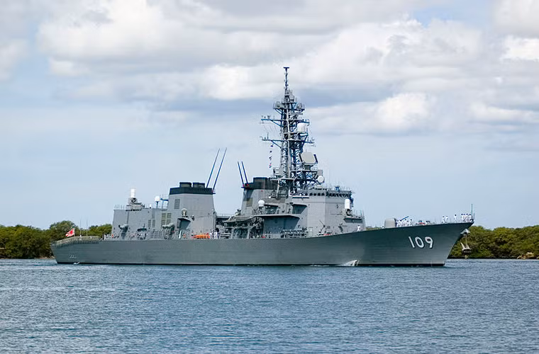 JDS Ariake (DD-109) là chiếc cuối cùng trong loạt đóng 9 tàu khu trục tên lửa lớp Murasama. Nó được biên chế vào năm 2002 và đóng quân tại căn cứ Sasebo.