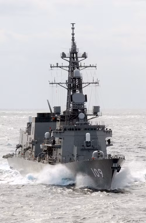 JDS Ariake có lượng giãn nước toàn tải đến 6.198 tấn, dài 151m, rộng 17,4m, được thiết kế với kiến trúc thượng tầng và thân tối ưu khả năng tàng hình. Con tàu được sử dụng với vai trò chính là tác chiến chống hạm tàu mặt nước và hạm nổi.