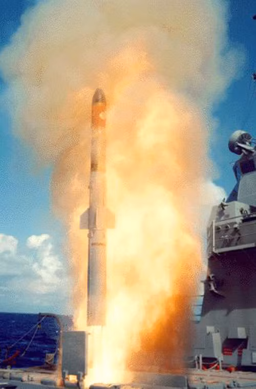 Khả năng chống ngầm của Ariake cũng rất tốt với hệ thống sonar đặt ngay dưới thân tàu OQS-5 và sở hữu 16 tên lửa chống ngầm RUM-139 VL ASROC có tầm bắn 22km (ảnh) và 2 bệ phóng ngư lôi 3 nòng/bệ Type 68 324mm.