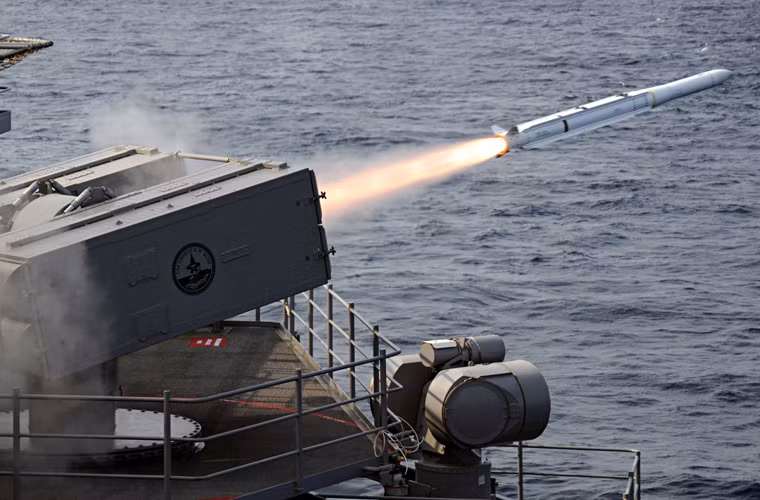 Ngoài ra, con tàu còn có một bệ phóng tên lửa phòng không RIM-7 Sea Sparrow với tầm bắn 19km.