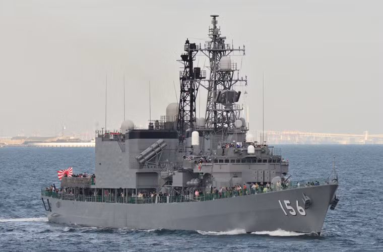 Tàu được trang bị hệ thống chiến đấu OYQ-6 với máy tính AN/UYK-20, hệ thống radar trinh sát mặt biển OPS-28 và radar cảnh giới đường không OPS-24.