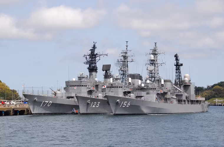 Khu trục hạm Setogiri có lượng giãn nước toàn tải 4.900 tấn, dài 137m rộng 14,6m, thủy thủ đoàn 220 người.