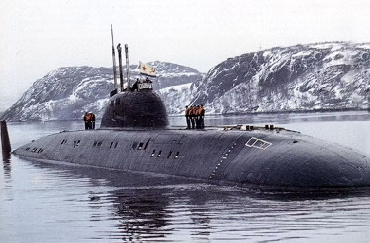 Project 671RTM được thiết kế với kiểu dáng hình giọt nước đem lại tốc độ bơi rất cao. Trên tàu được trang bị 2 lò phản ứng hạt nhân VM-4 (tổng công suất 144MW) cung cấp năng lượng cho con tàu hoạt động trong nhiều năm.