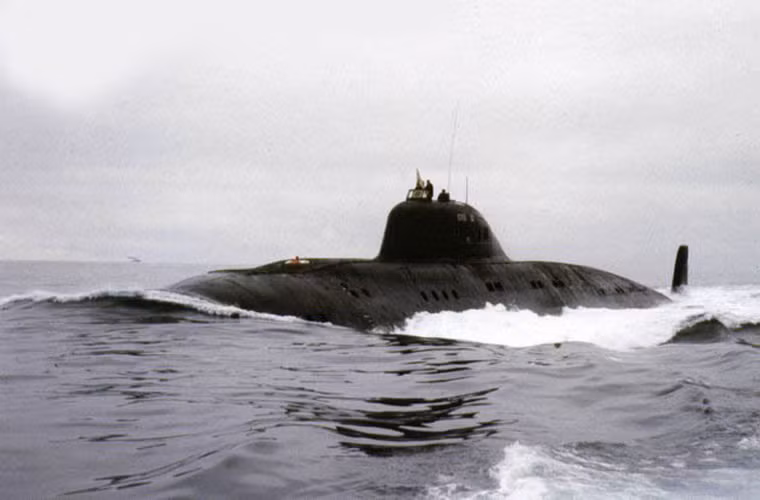 Ngoài tốc độ bơi cực nhanh, tàu ngầm hạt nhân Project 671RTM còn có độ ồn rất thấp khi hoạt động. Điều này được chứng minh rõ nét trong vụ việc ngày 29/2/1996, Đại sứ quán Nga đã thông báo cho Hải quân Anh đề nghị đưa tàu ra đón một thủy thủ Nga bị viêm ruột thừa, cách quần đảo Cambridge khoảng 240km. Tới lúc đó, người Anh mới “thất kinh” biết tới sự có mặt của tàu ngầm Nga gần lãnh thổ, nhất là khi khu vực này đang diễn ra cuộc tập trận chống ngầm của Liên minh quân sự NATO.