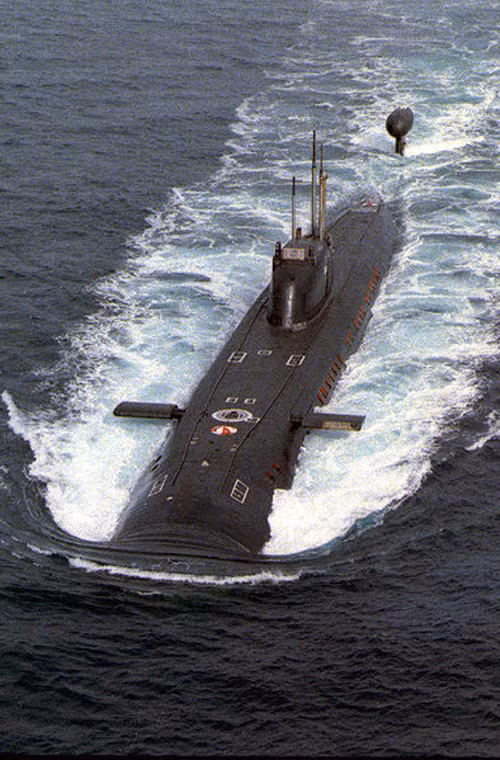 Tàu có thể đạt tốc độ 10 hải lí/h khi nổi, và 31 hải lí/h khi lặn, lặn sâu đến 400m (hoạt động hiệu quả ở độ sâu 320m). Thời gian hoạt động ở xa căn cứ của tàu là 80 ngày.