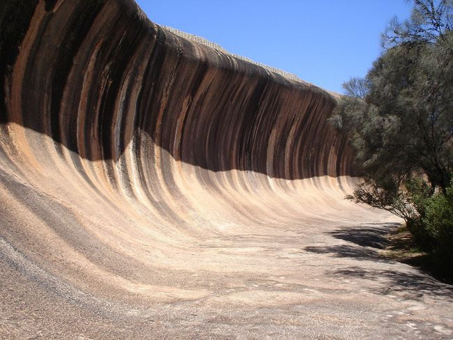 Wave Rock, kỳ quan thiên nhiên trông giống như do con người tạo ra, được hình thành cách đây khoảng 2,7 tỷ năm. Nó cao gần 14 mét và dài 109, vách đá granit nhẵn này trông giống như một cơn sóng biển khổng lồ sắp vỡ tan. Nguồn: Frdik Bulow/Wikimedia Commons/CC BY-SA 3.0.